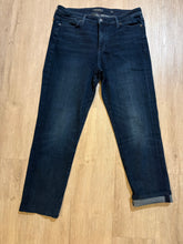 Load image into Gallery viewer, Lucky Jeans Straight Fit [Pre-Loved]
