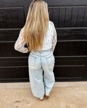 Load image into Gallery viewer, Light Wash Barrel Jeans
